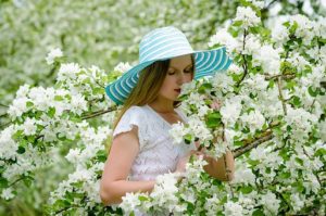 lady putting on a hat